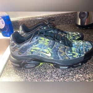 - Men's Air Max Plus ' Sustainable- Black Volt